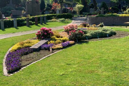 Friedhofsgärtnerei mit Blumen.