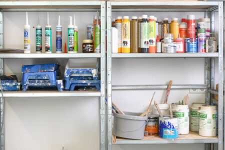 Regal mit Pinseln, Silikon und Farben für die Wenden.