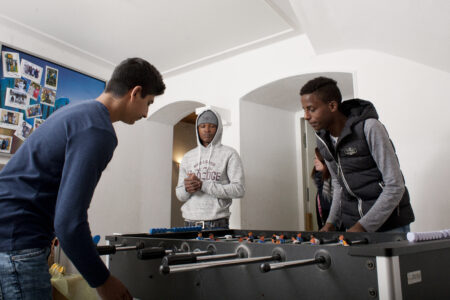 Abubakar aus Äthiopien und Islahuddin aus Afghanistan spielen Kicker.