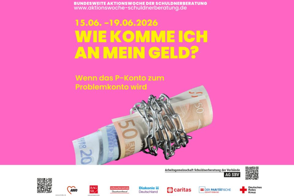 Auf pinkem Hintergrund zeigt das Plakat eine mit einer Metallkette umwickelte Rolle aus 20‑ und 50‑Euro-Scheinen, oben mit der Aufschrift „15.06.–19.06.2026 – Wie komme ich an mein Geld?“ und unten mit mehreren Verbandslogos sowie zwei QR-Codes.