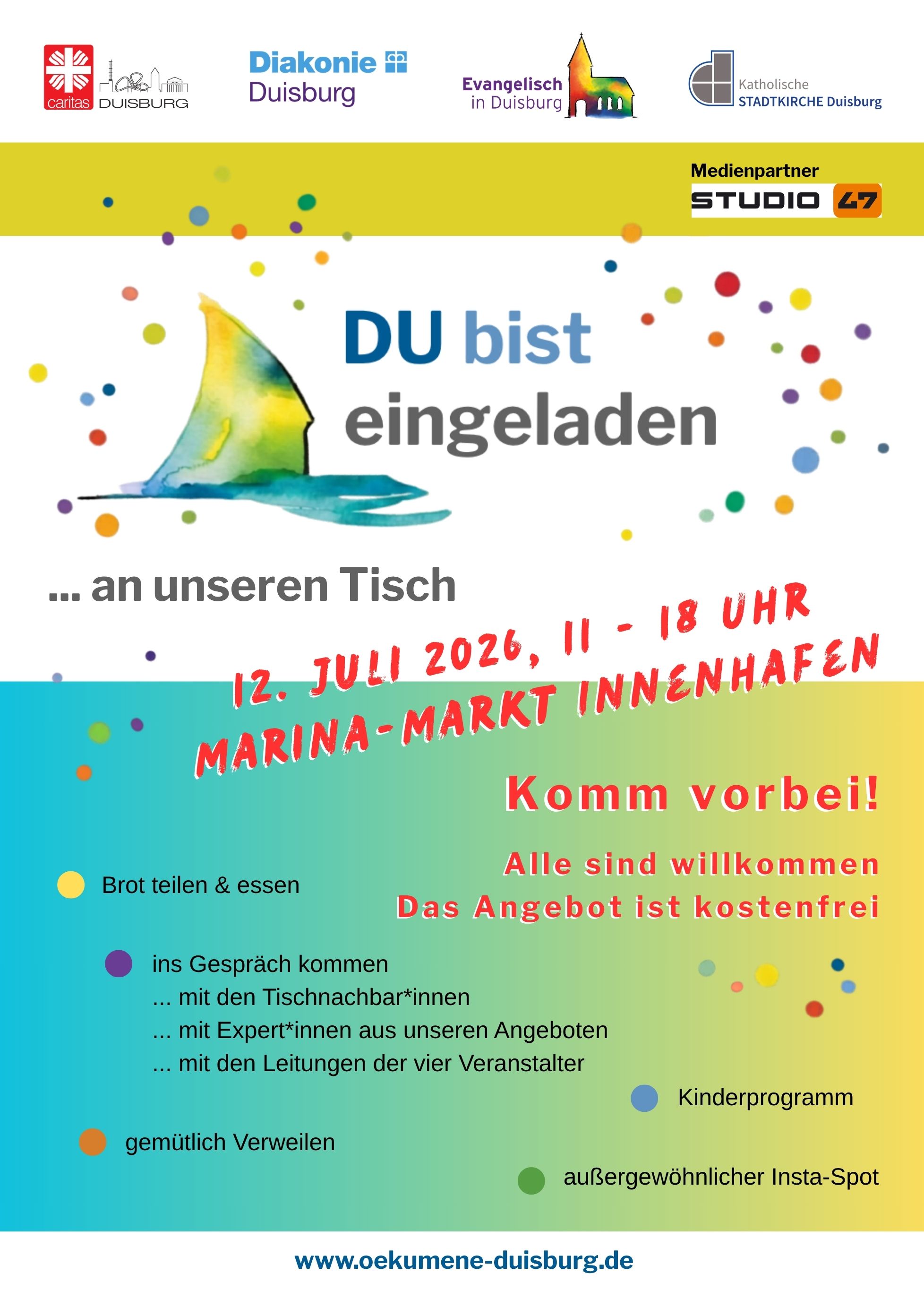 Plakat mit dem Text „DU bist eingeladen … an unseren Tisch“, der roten Termininformation „12. Juli 2026, 11–18 Uhr, Marina-Markt Innenhafen“, „Komm vorbei! Alle sind willkommen. Das Angebot ist kostenfrei“, bunten Punkten und einem abstrakten Aquarellmotiv. Aufzählung: „Brot teilen & essen“, „ins Gespräch kommen“ (mit Tischnachbar*innen, Expert*innen aus unseren Angeboten, Leitungen der vier Veranstalter), „gemütlich Verweilen“, „Kinderprogramm“, „außergewöhnlicher Insta-Spot“; unten www.oekumene-duisburg.de sowie Logos von Caritas Duisburg, Diakonie Duisburg, Evangelisch in Duisburg, Katholische Stadtkirche Duisburg und Medienpartner Studio 47.