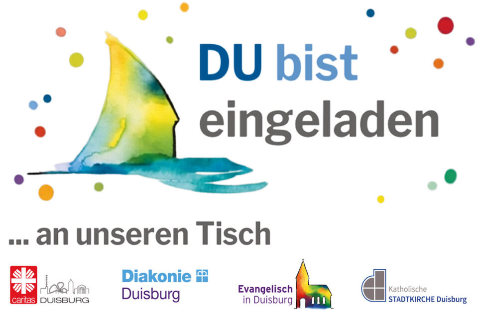 Plakat mit aquarellfarbenem Segel und bunten Punkten, dem Text „DU bist eingeladen … an unseren Tisch“, unten die Logos von Caritas Duisburg, Diakonie Duisburg, Evangelisch in Duisburg und Katholische Stadtkirche Duisburg, sowie oben rechts das Medienpartner-Logo „STUDIO 47“.