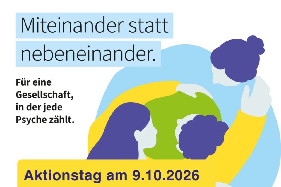 Plakat mit der Überschrift „Woche der Seelischen Gesundheit“ und dem Slogan „Miteinander statt nebeneinander.“, dazu der Text „Für eine Gesellschaft, in der jede Psyche zählt.“ und „Aktionstag am 9.10.2026“. Rechts eine Illustration in Blau, Gelb und Grün von vier stilisierten Personen, die sich umarmen.